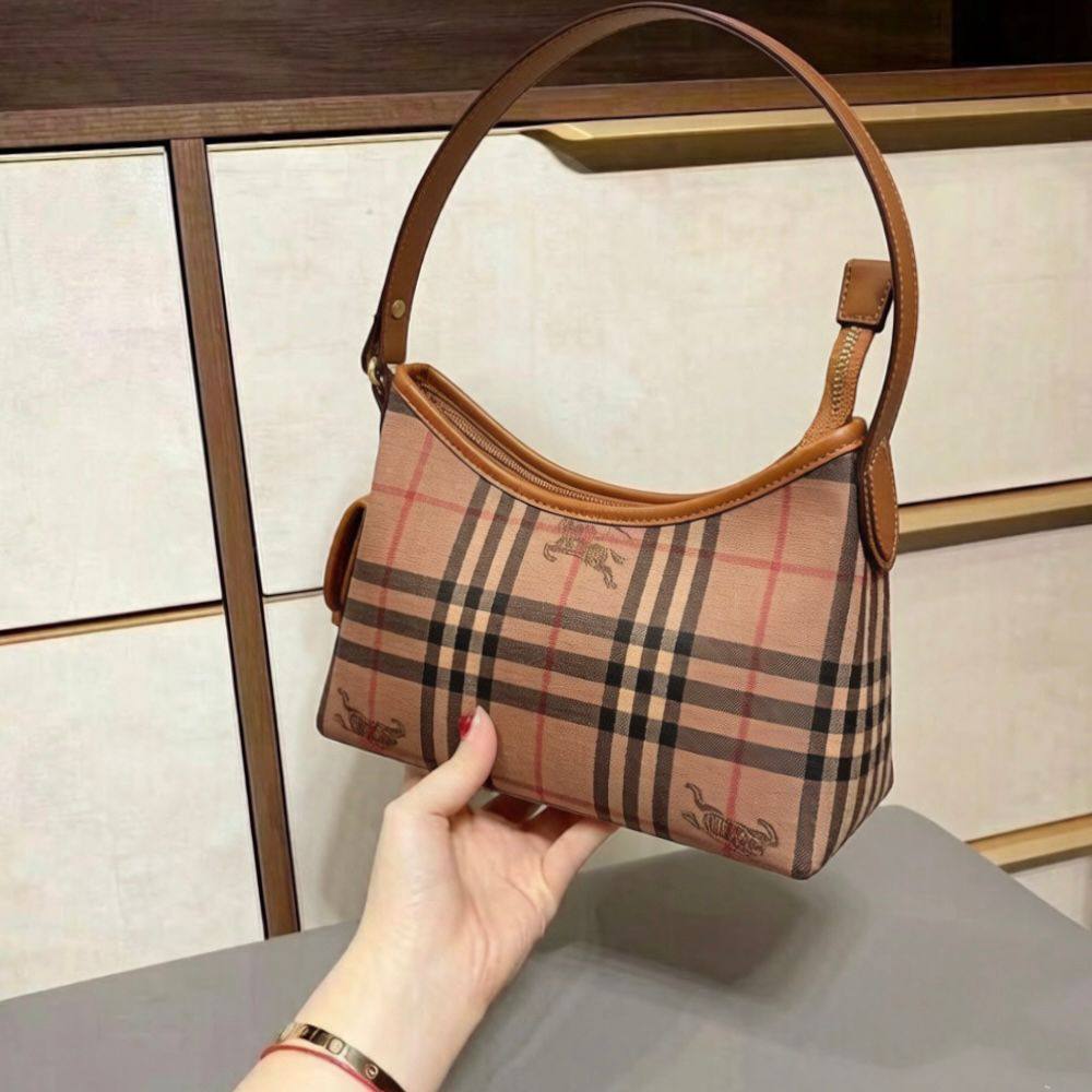 BURBERRY
 GOOD QUALITY 
WITH BOX 
🎁🎁🎁

85 dhs✅

Zain39
♥️♥️♥️