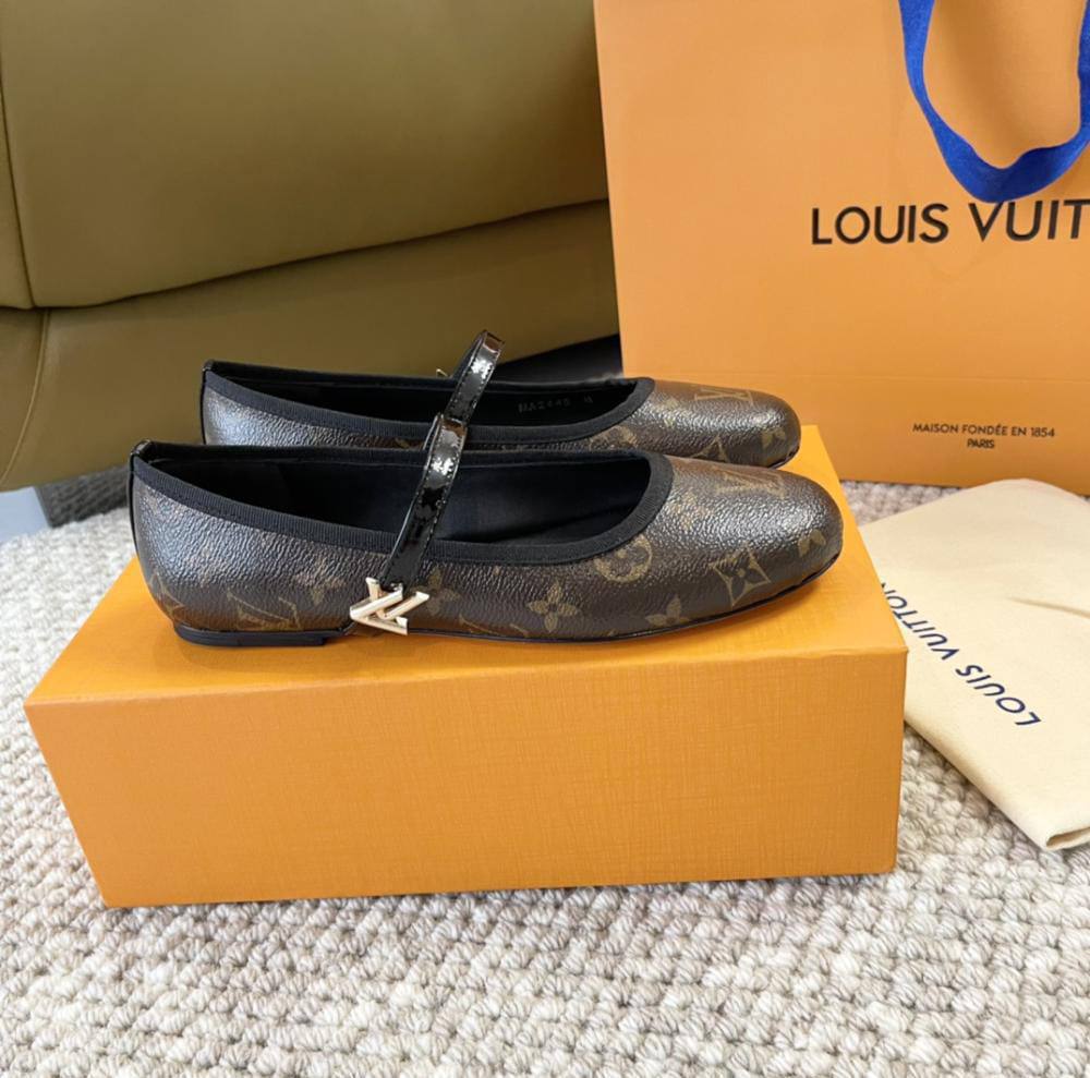 LV
☘️ *SIZE  36  to 41 ☘️                                                                                                       
260 dhs🪙🌨️

Zain224
♥️♥️♥️