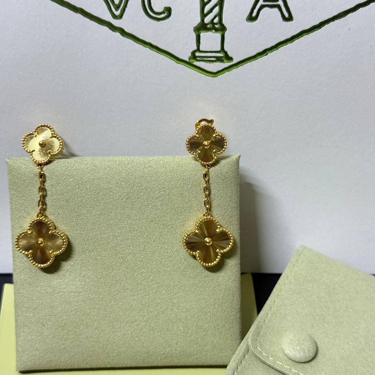 VCA ❤️‍🔥*
Earring 🐦‍🔥
2 flower 🌺 
Master quality 💯
With normal boxes 📦 
80 dhs❣️
With master box 📦 
120 dhs❣️

Zain216
♥️♥️♥️