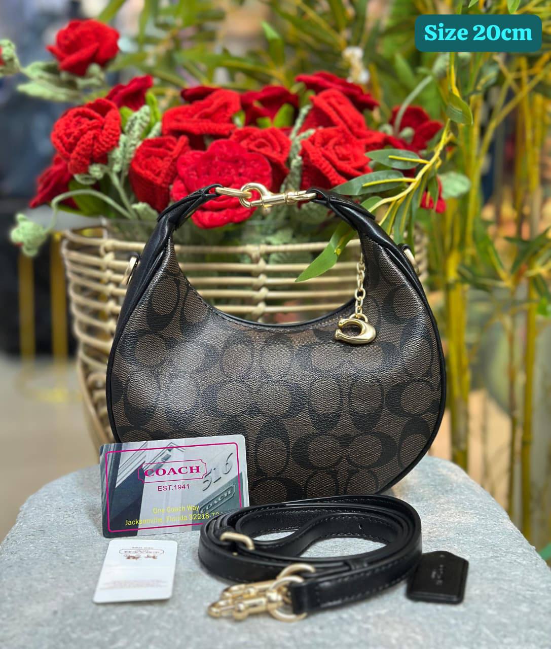 Coach
Good quality 

with box 
🎁🎁🎁

95 dhs💓

Zain186
♥️♥️♥️