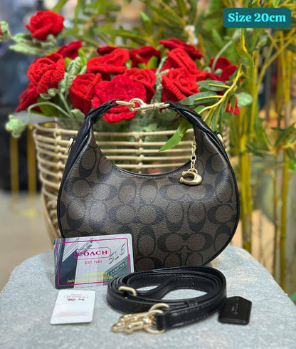 Coach
Good quality 

with box 
🎁🎁🎁

95 dhs💓

Zain186
♥️♥️♥️