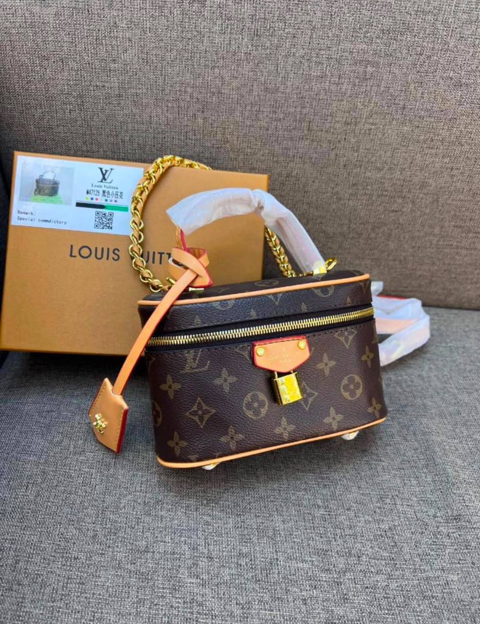 LV

95 dhs🇦🇪🇦🇪

size 18cm
Good-quality 

with box
2chain

Zain35
♥️♥️♥️