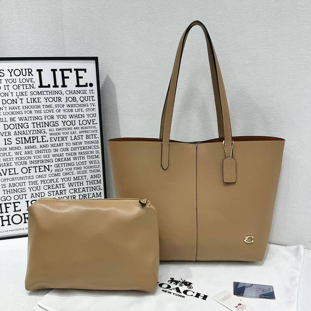 Coach
100 dhs🪙🌨️
SIZE：43×14×30cm
Good quality

Zain35
♥️♥️♥️