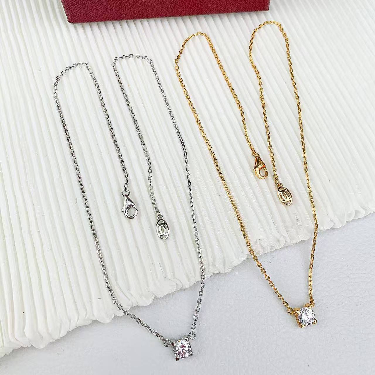 Cartier ❤️‍🔥*
Necklace 🍁
Earring 💥
Master quality 💯
With normal boxes 🗃️ 
75 dhs✅
With master box 📦 
120 dhs✅

Zain216
♥️♥️♥️