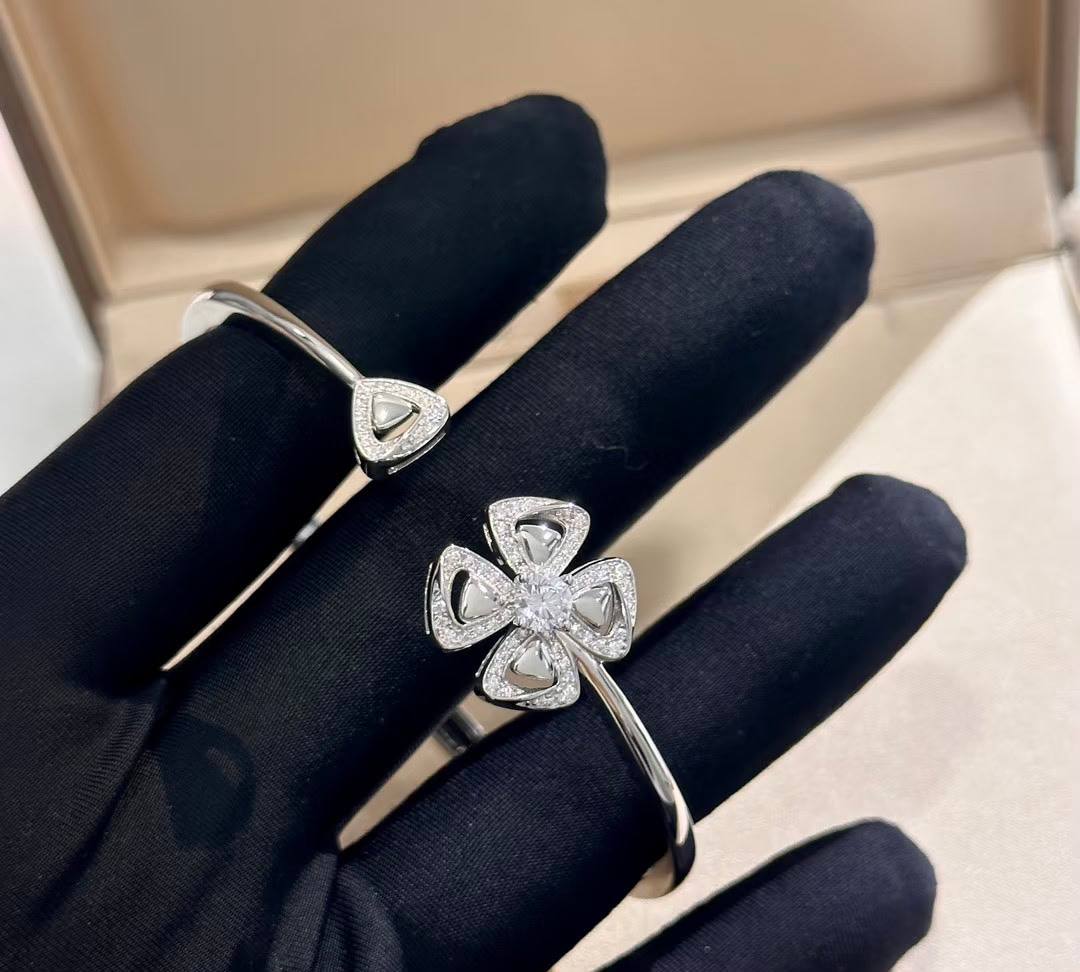 BVLGARI ❤️‍🔥*
Bangle 💥
Master quality 💯
With normal boxes 🗃️ 
65 dhs✅
With master box 📦 
110 dhs✅

Zain216
♥️♥️♥️