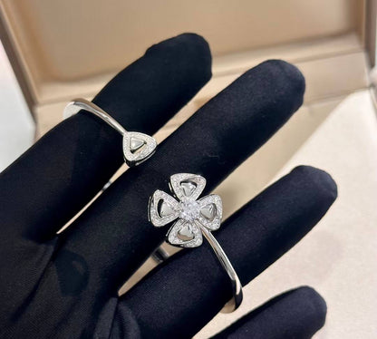 BVLGARI ❤️‍🔥*
Bangle 💥
Master quality 💯
With normal boxes 🗃️ 
65 dhs✅
With master box 📦 
110 dhs✅

Zain216
♥️♥️♥️
