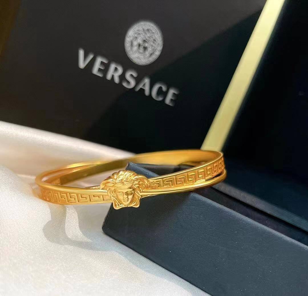 Versace Bangle Master 
60 dhs🪙💕 
With Box And Paper Bag
🎁🎁🎁

Zain89
♥️♥️♥️