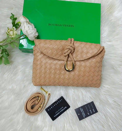 AVAILABLE 

Bottega

 WITH BOX 🎁 

100 dhs🇦🇪🇦🇪

Zain169
♥️♥️♥️