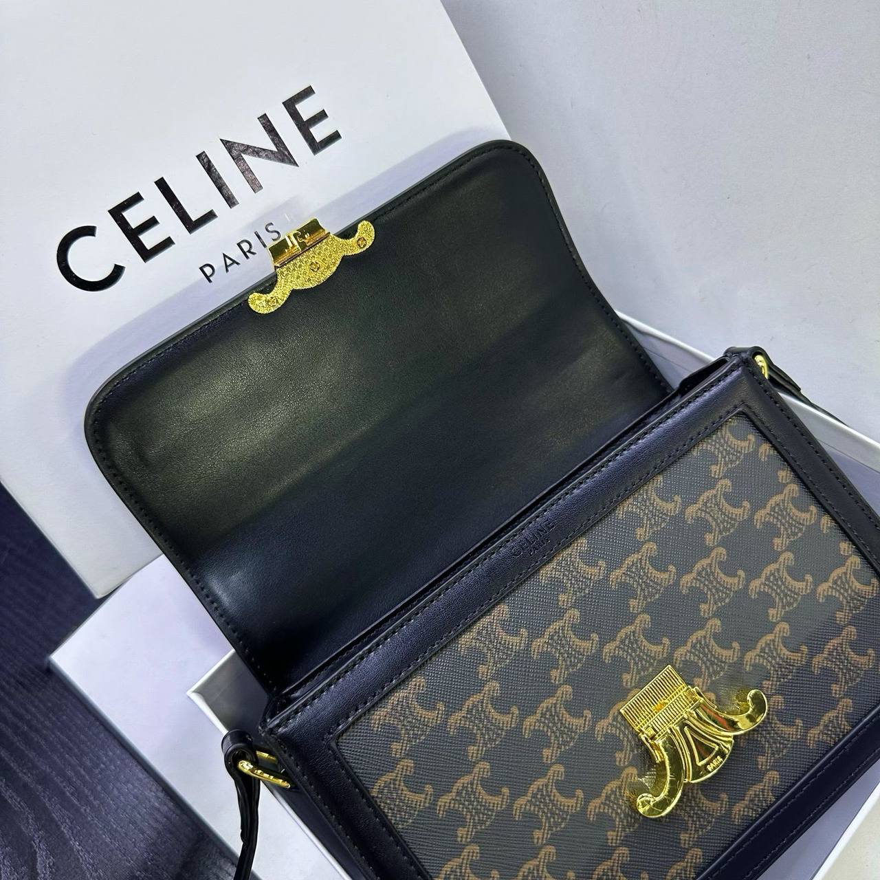 CELINE 
GOOD QUALITY
 WITH BOX 🎁
110 dhs✅

Zain295
♥️♥️♥️