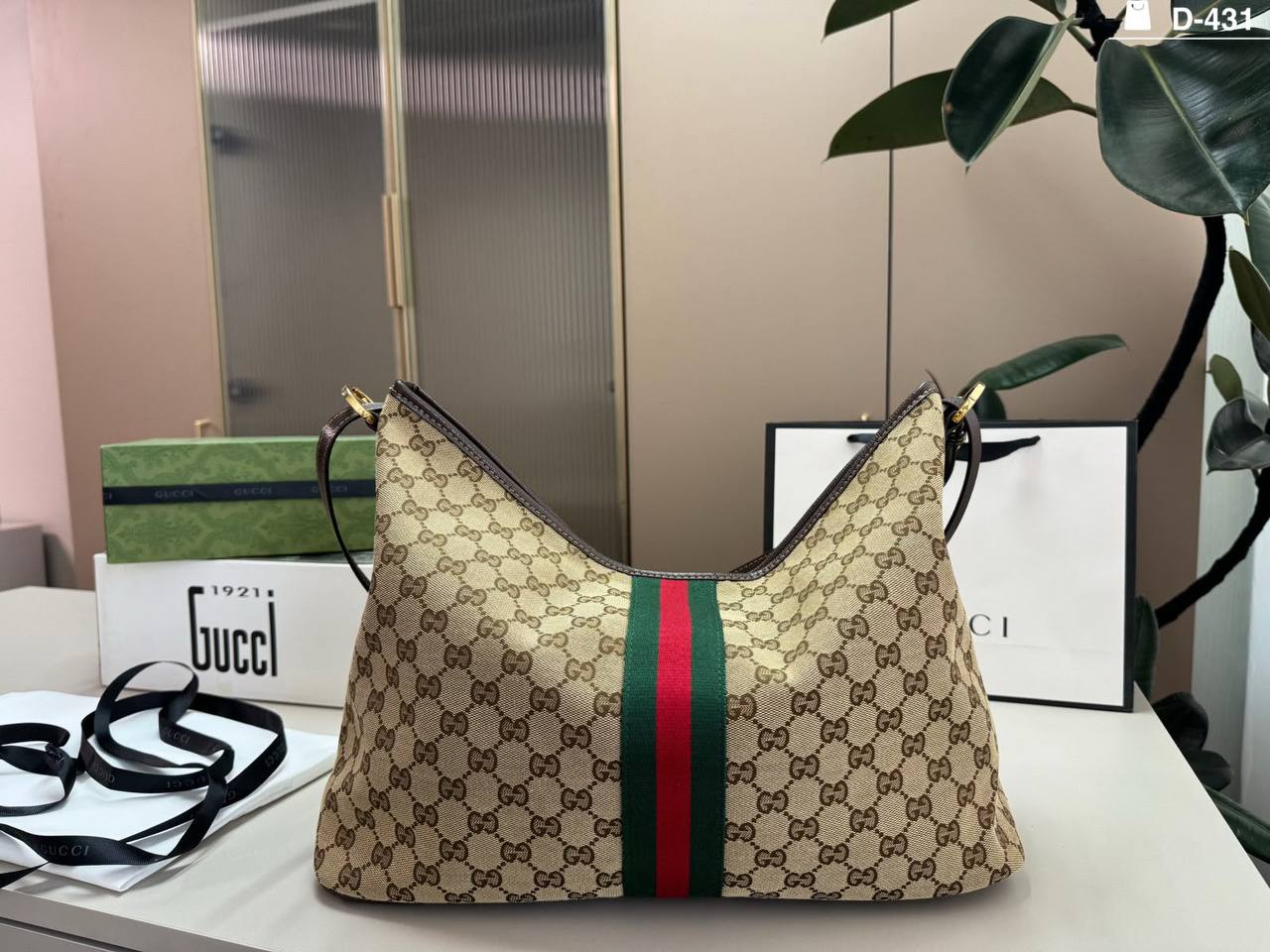 GUCCI COPY ONE  NEW CAME WITH BOX 
220 dhs🇦🇪🇦🇪

Zain295
♥️♥️♥️