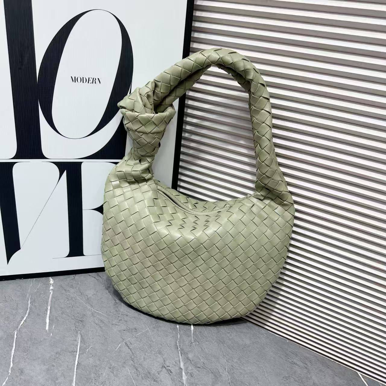 BOTTEGA
SIZE  ……… 31CM 🥰
90 dhs✅

Zain144
♥️♥️♥️
