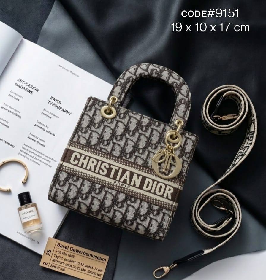 CHRISTIAN LADY DIOR
ᴄᴀɴᴠᴀs ᴍᴀᴛᴇʀɪᴀʟ
ɢᴏʟᴅ ʜᴀʀᴅᴡᴀʀᴇ
ᴡɪᴛʜ ʟᴏɴɢ ᴡᴇʙ sᴛʀᴀᴘ
sɪᴢᴇ : 19 cm

70 dhs✅

Zain31
♥️♥️♥️