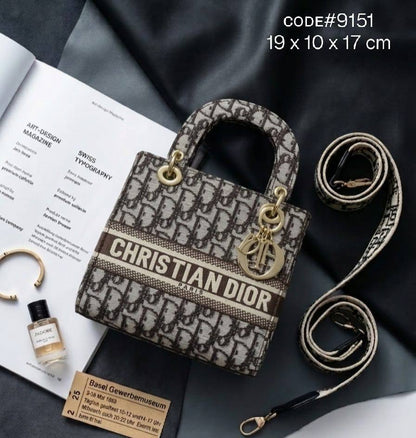 CHRISTIAN LADY DIOR
ᴄᴀɴᴠᴀs ᴍᴀᴛᴇʀɪᴀʟ
ɢᴏʟᴅ ʜᴀʀᴅᴡᴀʀᴇ
ᴡɪᴛʜ ʟᴏɴɢ ᴡᴇʙ sᴛʀᴀᴘ
sɪᴢᴇ : 19 cm

70 dhs✅

Zain31
♥️♥️♥️