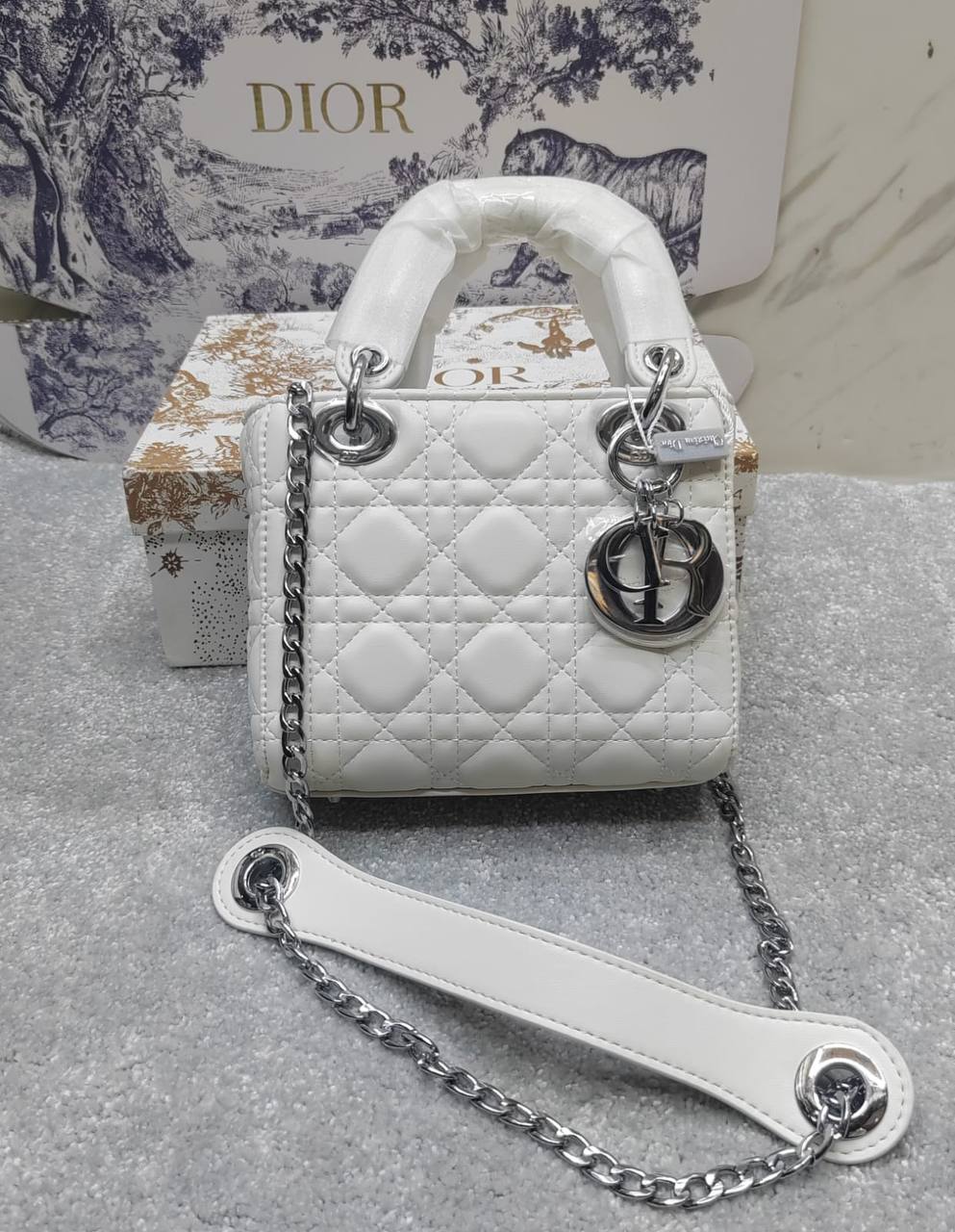 Dior
high quality
120 dhs🇦🇪🇦🇪
with box

Zain143
♥️♥️♥️