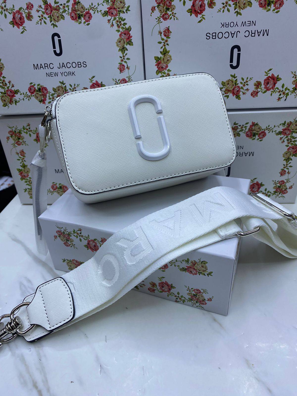 Marc Jacobs

withbox 
🎁🎁🎁

95 dhs💓

Zain143
♥️♥️♥️