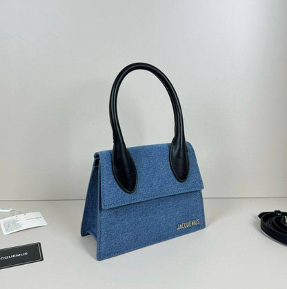 JACQUEMUS
 HIGH QUALITY 
NEW CAME ,

WITH BOX 
🎁🎁🎁

110 dhs❣️

Zain39
♥️♥️♥️