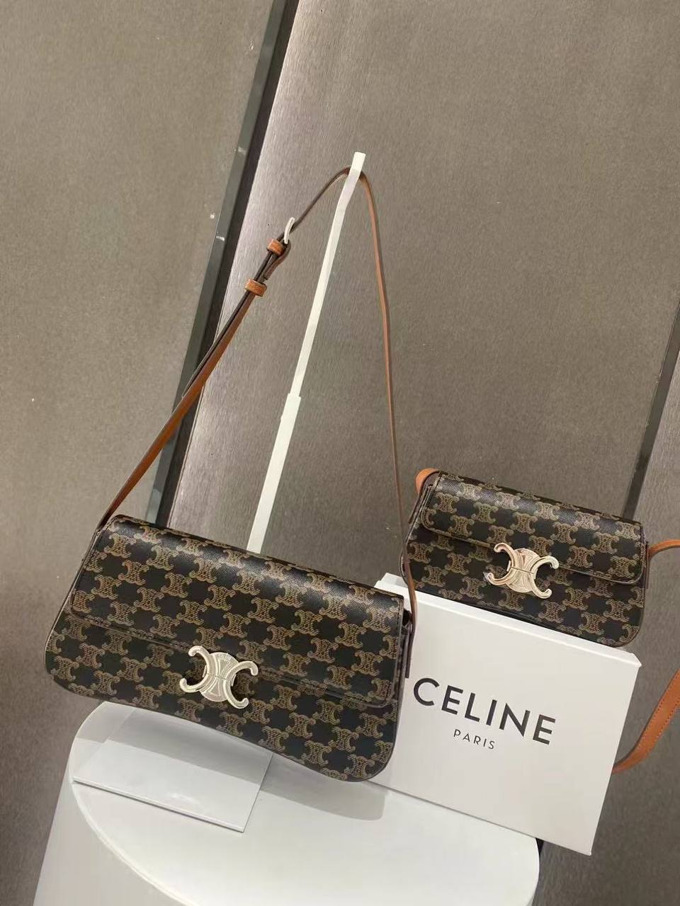 CELINE
110 dhs✅
Best quality 
with box🎁

small size 21 CM
big size 28 CM

Zain90
♥️♥️♥️