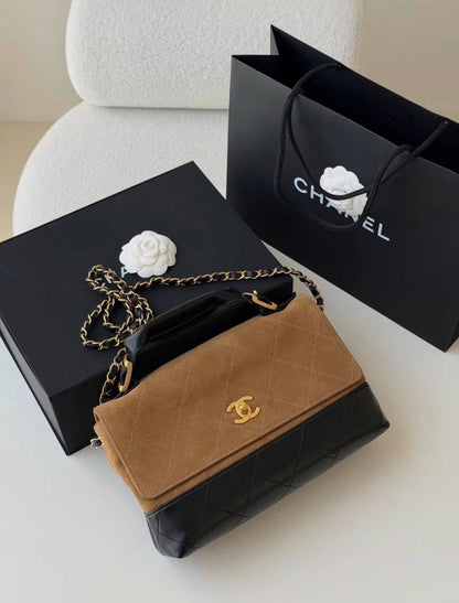 Chanel
110 dhs🪙🌨️

SIZE：28×18×10cm
Good quality

 with box
🎁🎁🎁

Zain35
♥️♥️♥️