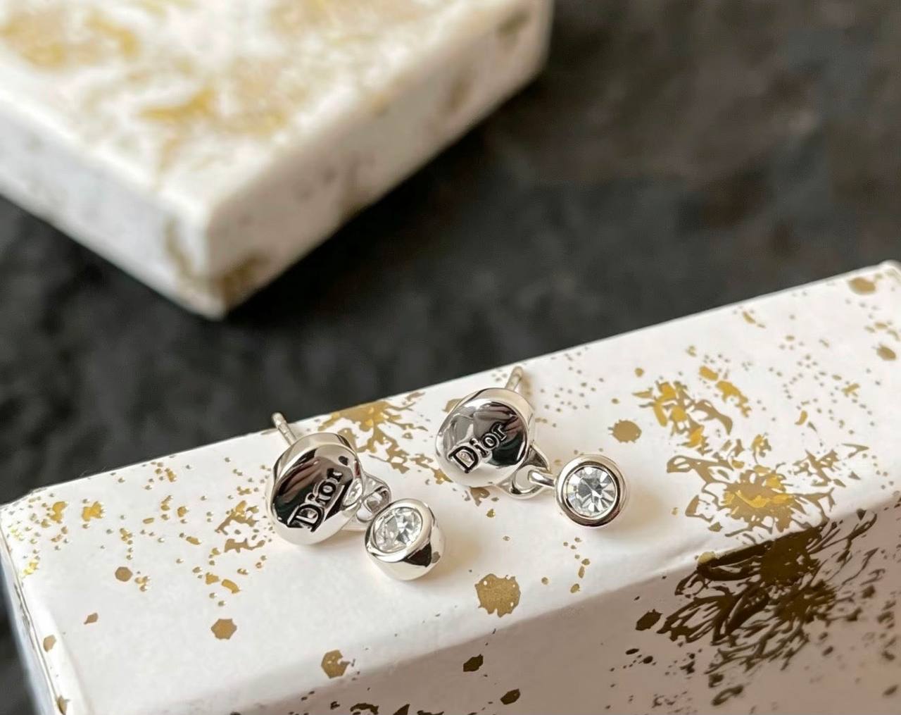 Dior❤️‍🔥*
Earring 🦋
Master quality 💯
With normal boxes 📦 
45 dhs✅
With master box 🗃️ 
60 dhs✅

Zain216
♥️♥️♥️