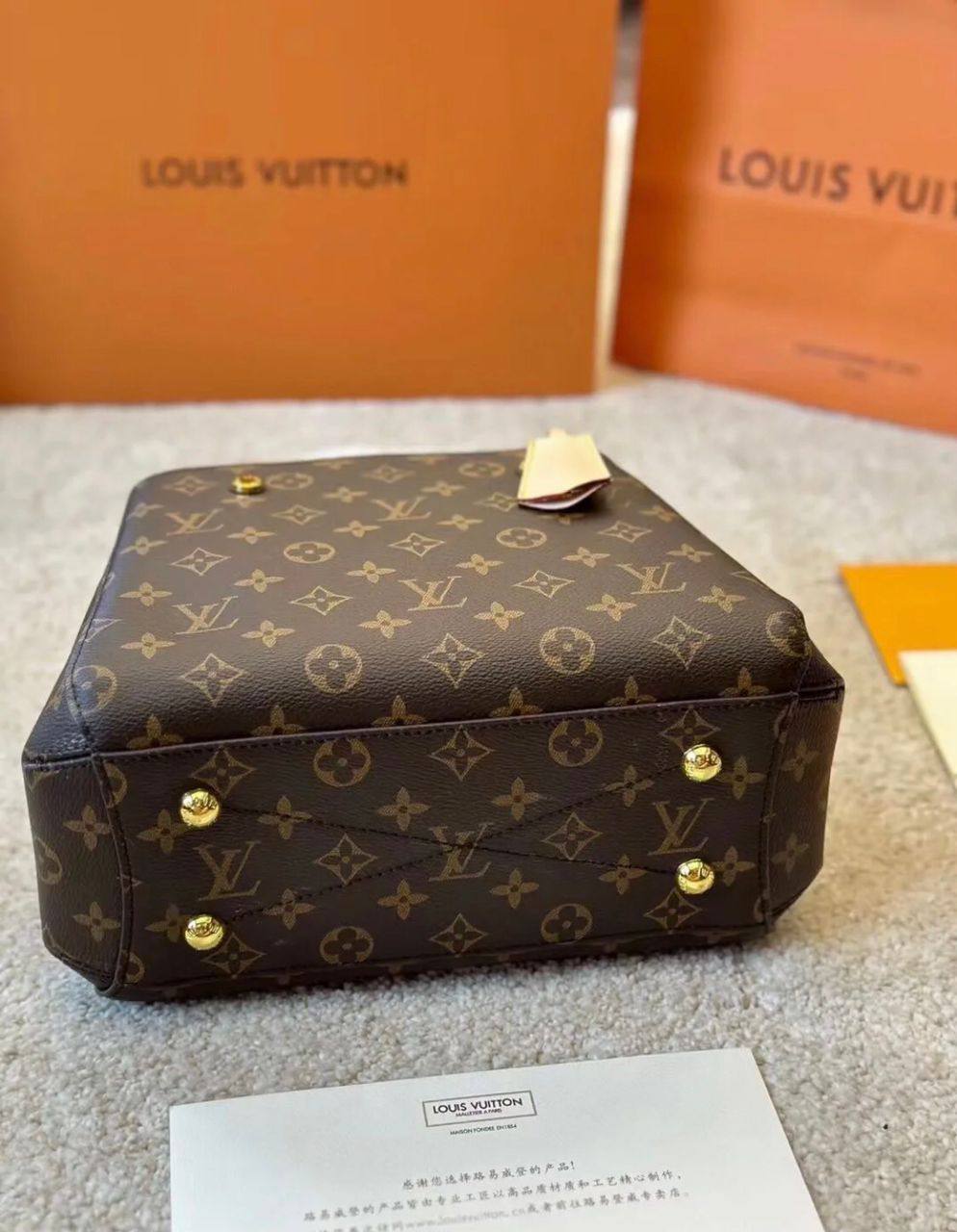 LV 

SMALL
95 dhs✅
size 22×11×17cm

MEDIUM
100 dhs✅
size 29×13×20cm

BIG
110 dhs✅
size 33×15×23cm

Zain232
♥️♥️♥️