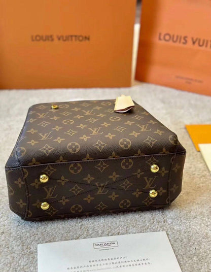 LV 

SMALL
95 dhs✅
size 22×11×17cm

MEDIUM
100 dhs✅
size 29×13×20cm

BIG
110 dhs✅
size 33×15×23cm

Zain232
♥️♥️♥️