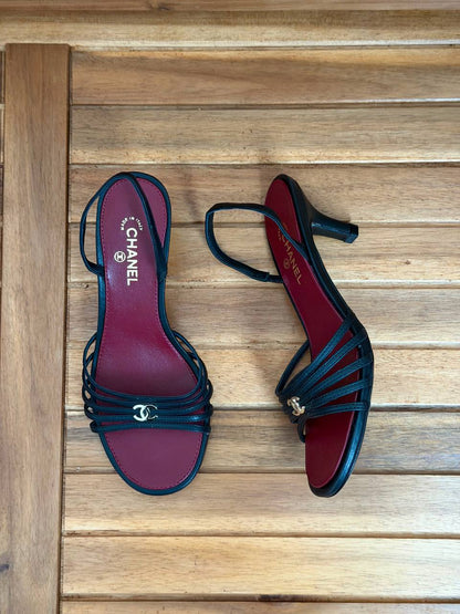 Chanel 
Size 36-41
_Super master high quality_🪡
450 dhs🇦🇪🇦🇪

Zain176
♥️♥️♥️
