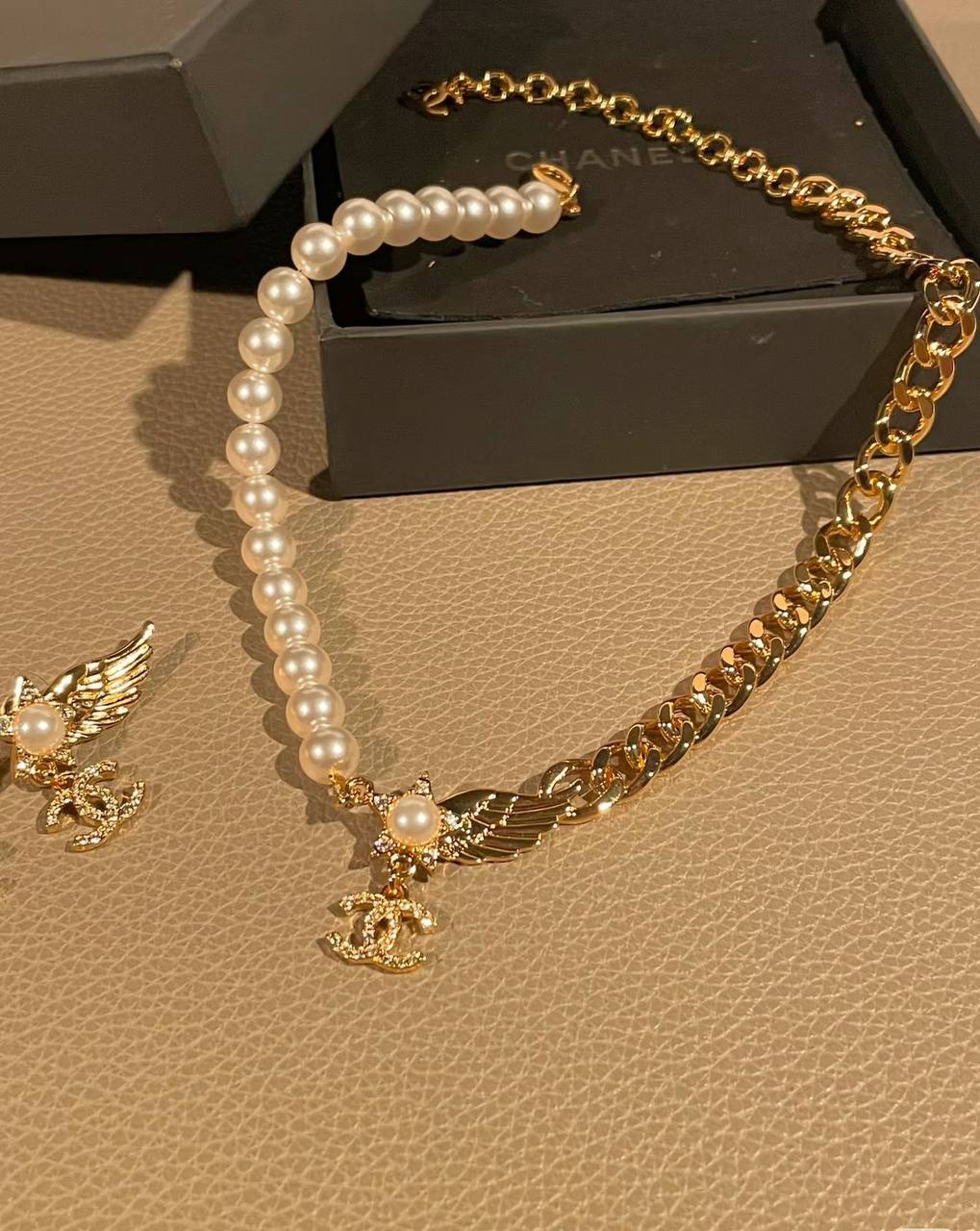 CHANEL🦋*
Necklace ❤️‍🔥
Earring❣️
Master quality 💯

With normal boxes 📦 
95 dhs🪙💕

With master box 🗃️ 
110 dhs🪙💕

Zain216
♥️♥️♥️