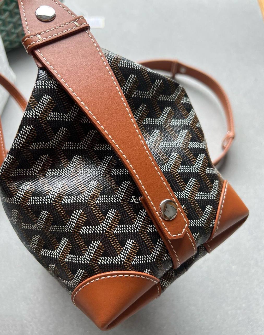 Goyard 

new came good quality with box 🎁🎁🎁

115 dhs✅
Size : 25cm

Zain39
♥️♥️♥️