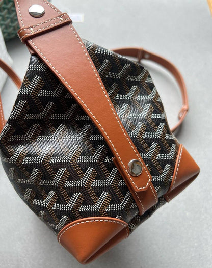 Goyard 

new came good quality with box 🎁🎁🎁

115 dhs✅
Size : 25cm

Zain39
♥️♥️♥️