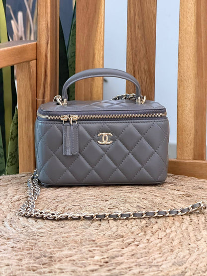 CHANEL 
Super Master Quality ⚡️
Original Packing 🎁
Size 17Cm📏
For Price 👇 WhatsApp✅
0568585901 
0507557372
0552275751 Owner Zain 👌

Zain321
♥️♥️♥️