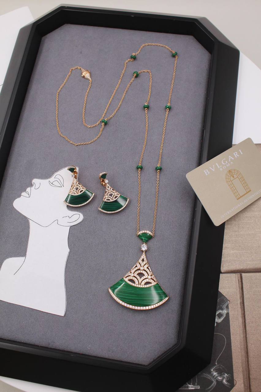Bvlgari ✨⭐️🌟
DIVAS’ DREAM Necklace & Earrings 
🆕🎉🥳🎊🆕
↗️ *# Master Quality ®️*

Necklace with earrings 
*340 dhs🪙💕* with normal box 
Earings 180 dhs🪙💕
Necklace 180 dhs🪙💕

Zain106
♥️♥️♥️