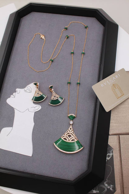 Bvlgari ✨⭐️🌟
DIVAS’ DREAM Necklace & Earrings 
🆕🎉🥳🎊🆕
↗️ *# Master Quality ®️*

Necklace with earrings 
*340 dhs🪙💕* with normal box 
Earings 180 dhs🪙💕
Necklace 180 dhs🪙💕

Zain106
♥️♥️♥️