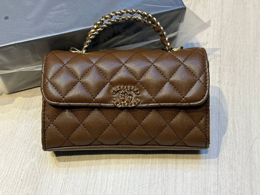 CHANEL

19cm

95 dhs🪙

with  Box
🎁🎁🎁

Zain44
♥️♥️♥️