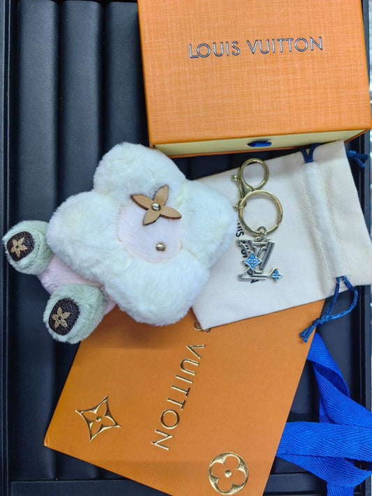 Lv Keychain BAG charm 

130 DHS🪙🌨️

 With SAME Box
🎁🎁🎁

Zain89
♥️♥️♥️