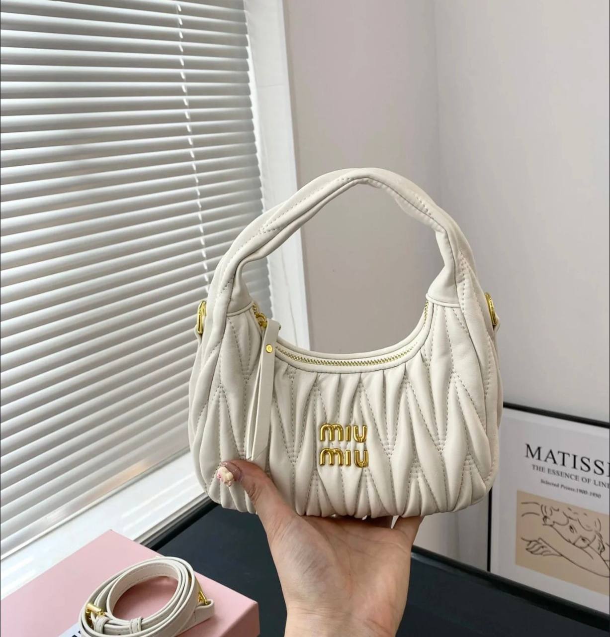 MIU MIU 
NEW CAME GOOD QUALITY 

WITH BOX 
🎁🎁🎁

90 dhs🇦🇪

Zain39
♥️♥️♥️