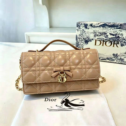 Dior
105 dhs🇦🇪🇦🇪

with box

size 21×12×7cm

Zain42
♥️♥️♥️
