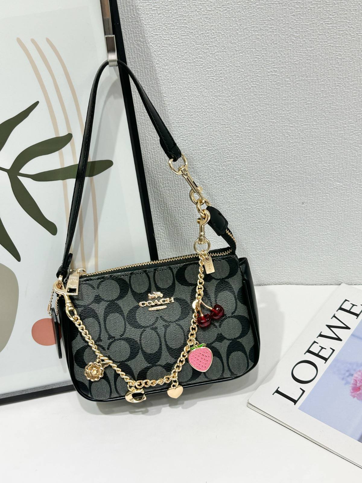 COACH

Best quality
with box

90 dhs🇦🇪🇦🇪

size 18CM

Zain290
♥️♥️♥️