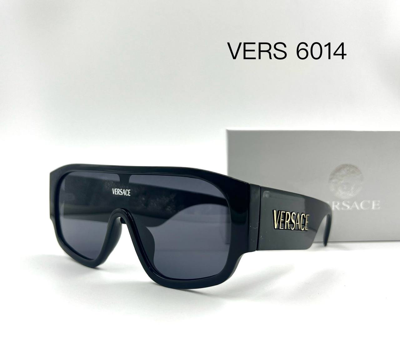 Versace💥*
Sunglasses 🕶️ 
good quality 💯
With master box 🗃️ 
50 dhs✅

Zain273
♥️♥️♥️