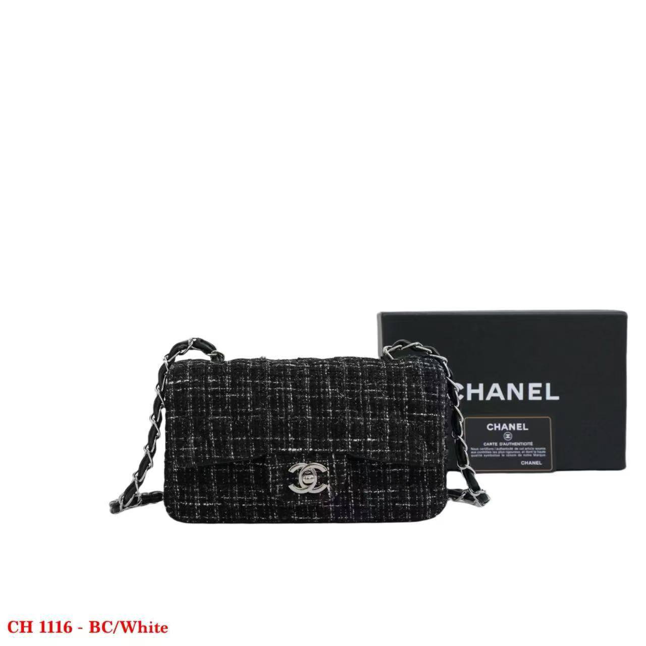 Chanel
95 dhs✅

with box
🎁🎁🎁

size 21×6×11cm

Zain42
♥️♥️♥️