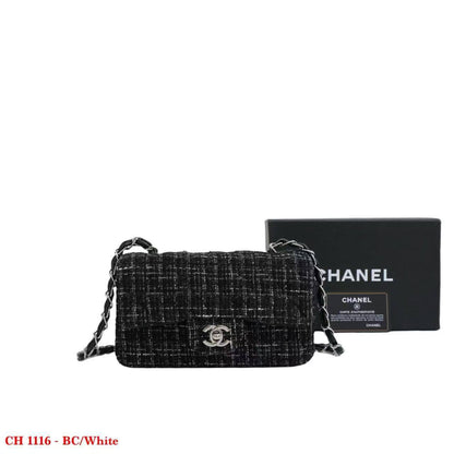 Chanel
95 dhs✅

with box
🎁🎁🎁

size 21×6×11cm

Zain42
♥️♥️♥️