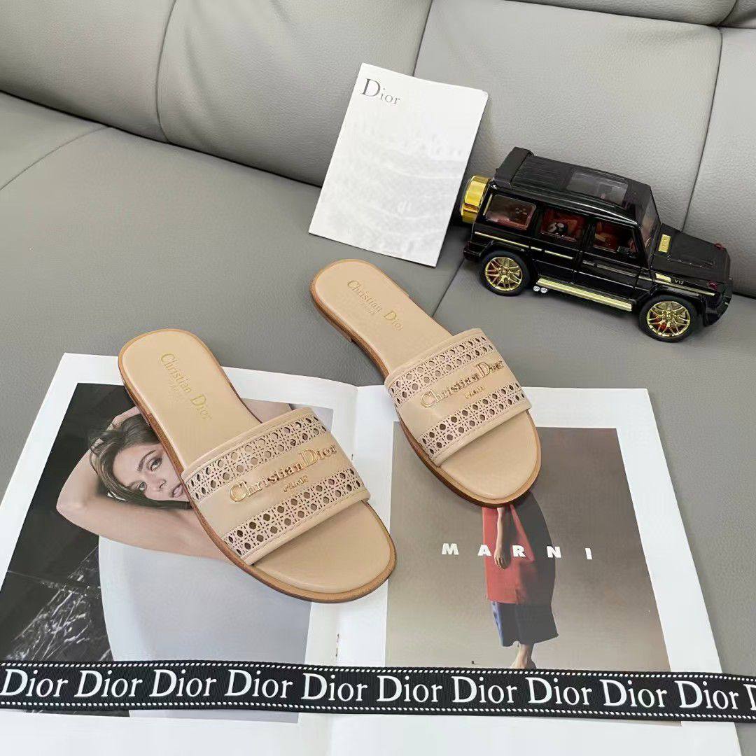 Dior
High quality 
size 36-42 
100 dhs🪙🖤

Zain132
♥️♥️♥️