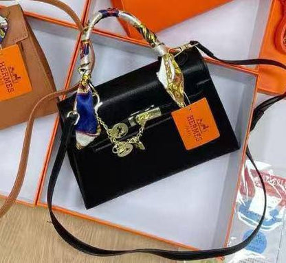 Hermes
25*18*10 cm

With box 
🎁🎁🎁

80 dhs❣️

Zain17
♥️♥️♥️