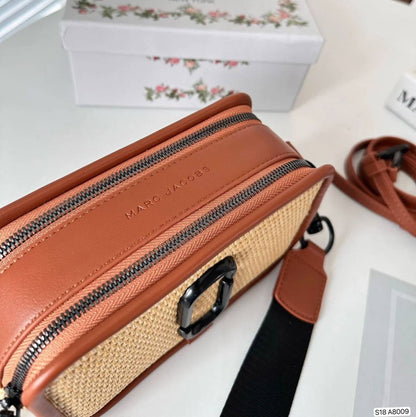 MARC JACOBS
  VERY GOOD QUALITY 
WITH BOX 
🎁🎁🎁

95 dhs✅

Zain295
♥️♥️♥️