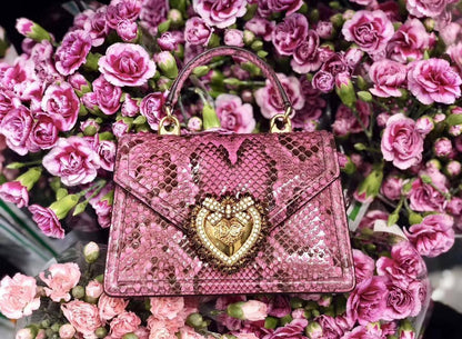 D&G
115 dhs❣️
SIZE：20cm
GOOD quality 

with box
🎁🎁🎁

Zain35
♥️♥️♥️