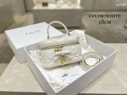 Dior ᴠᴀɴɪᴛʏ ᴛᴏᴘ ʜᴀɴᴅʟᴇ
ʀᴇᴍᴏᴠᴀʙʟᴇ sᴛʀᴀᴘ
ᴅᴇᴄᴏʀᴀᴛɪᴠᴇ ʙᴏᴡ/ᴍᴇᴛᴀʟ ᴅɪᴏʀ
ᴡɪᴛʜʙᴏx
ʟᴀᴍʙsᴋɪɴ ᴍᴀᴛᴇʀɪᴀʟ
sɪᴢᴇ:18ᴄᴍ
120 dhs✅

Zain56
♥️♥️♥️