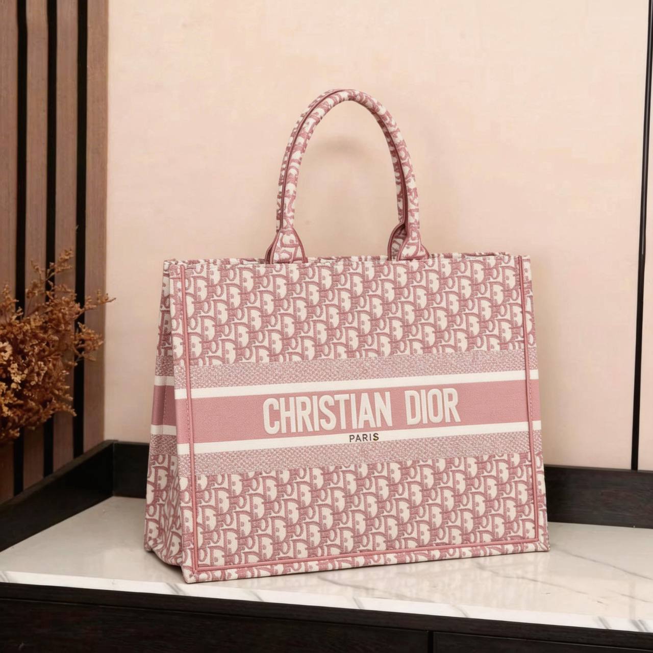 DIOR 
120 dhs✅
Best quality 

with box
🎁🎁🎁

size 41CM

Zain290
♥️♥️♥️