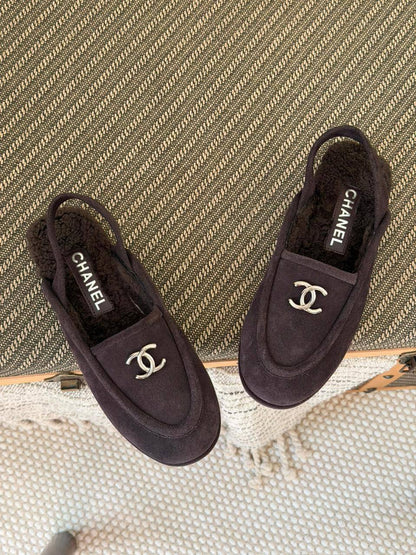 Chanel 
Size: 36 to 41
Super master quality 
480 dhs🪙💚

Zain198
♥️♥️♥️