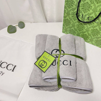 Brand 
Towels  
Good quality 
2 set
With paper 💼 
45 dhs✅

Zain99
♥️♥️♥️