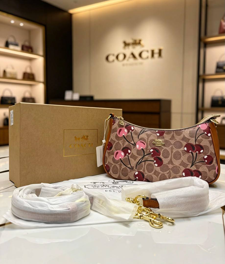 Coach
100 dhs✅
with box 
Good quality

Zain07
♥️♥️♥️