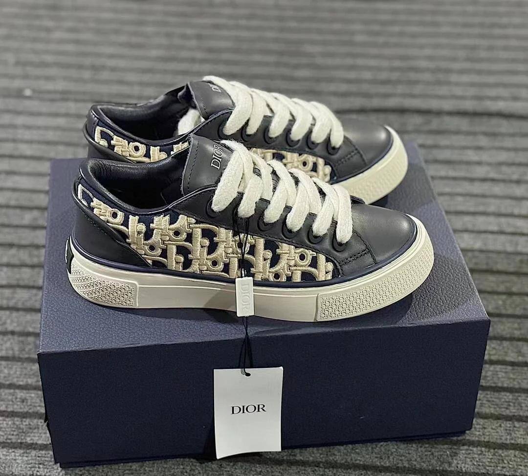 DIOR SHOES 
GOOD QUALITY 
Size 36 TO 41 
110 dhs🪙🌨️

Zain40
♥️♥️♥️